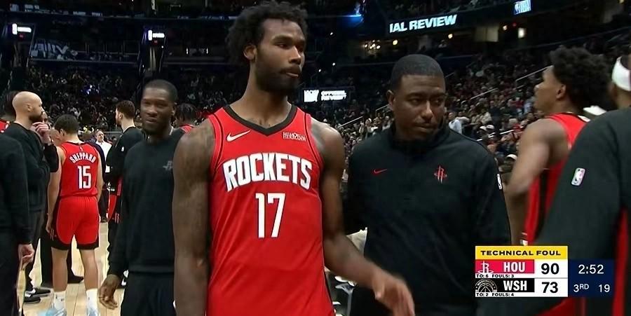 开云体育网址-伊森脏动作+怒喷主帅，母亲无脑护短，火箭该留这定时炸弹吗？